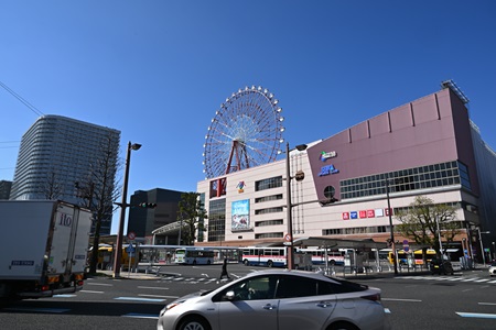 鹿児島中央駅と観覧車