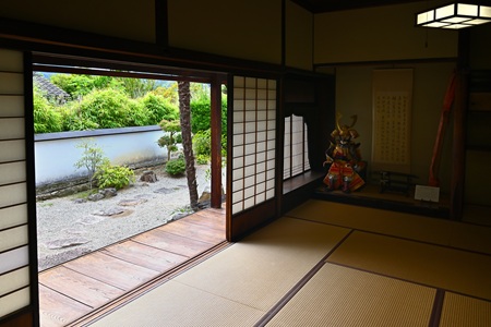 ���A����